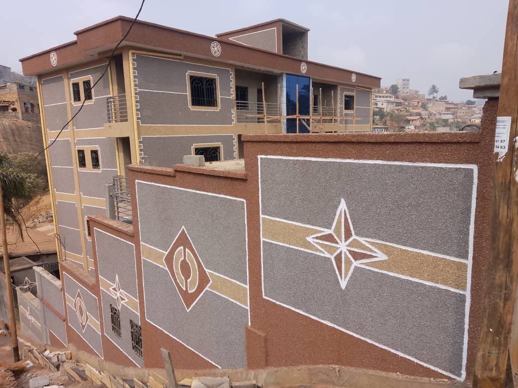 Décoration murale en granulés décoratifs au Cameroun